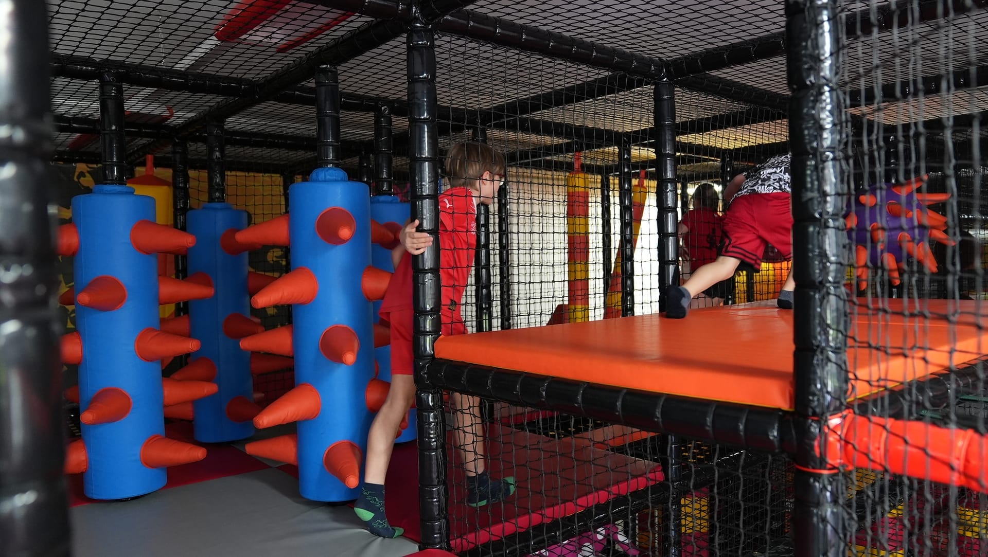 Bunte Hindernisse und Tunnels